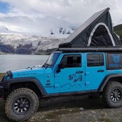 אוהל גג ייעודי עם מקום שינה לשני מבוגרים פתיחה באמצעות בוכנת גז  אוהל גג אטום למים תוצרת רדרוק RedRock