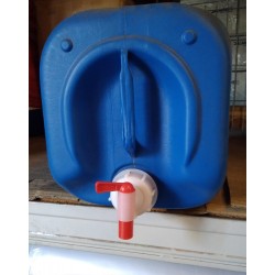 מיכל מים ג'ריקן 18 ליטר פלסטיק קשיח מתאים למי שתיה כולל ברז פלסטיק וידית נשיאה תוצרת הארץ GREIF   מיכל מים ג'ריקן 18 ליטר פלסטיק קשיח מתאים למי שתיה כולל ברז פלסטיק וידית נשיאה תוצרת הארץ GREIF