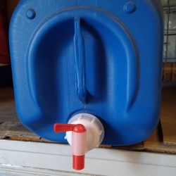 מיכל מים ג'ריקן 18 ליטר פלסטיק קשיח מתאים למי שתיה כולל ברז פלסטיק וידית נשיאה תוצרת הארץ GREIF   מיכל מים ג'ריקן 18 ליטר פלסטיק קשיח מתאים למי שתיה כולל ברז פלסטיק וידית נשיאה תוצרת הארץ GREIF