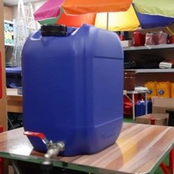 מיכל מים ג'ריקן 30 ליטר פלסטיק קשיח מתאים למי שתיה כולל ברז ברזל כולל נשם וידית נשיאה תוצרת הארץ GREIF   מיכל מים ג'ריקן 30 ליטר פלסטיק קשיח מתאים למי שתיה כולל ברז ברזל כולל נשם וידית נשיאה תוצרת הארץ GREIF