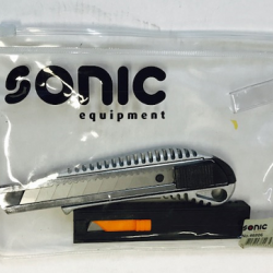 מארז סכין יפנית איכותית רחבה דגם מסיבי ממתכת 18מ"מ כולל 10 להבים תוצרת SONIC